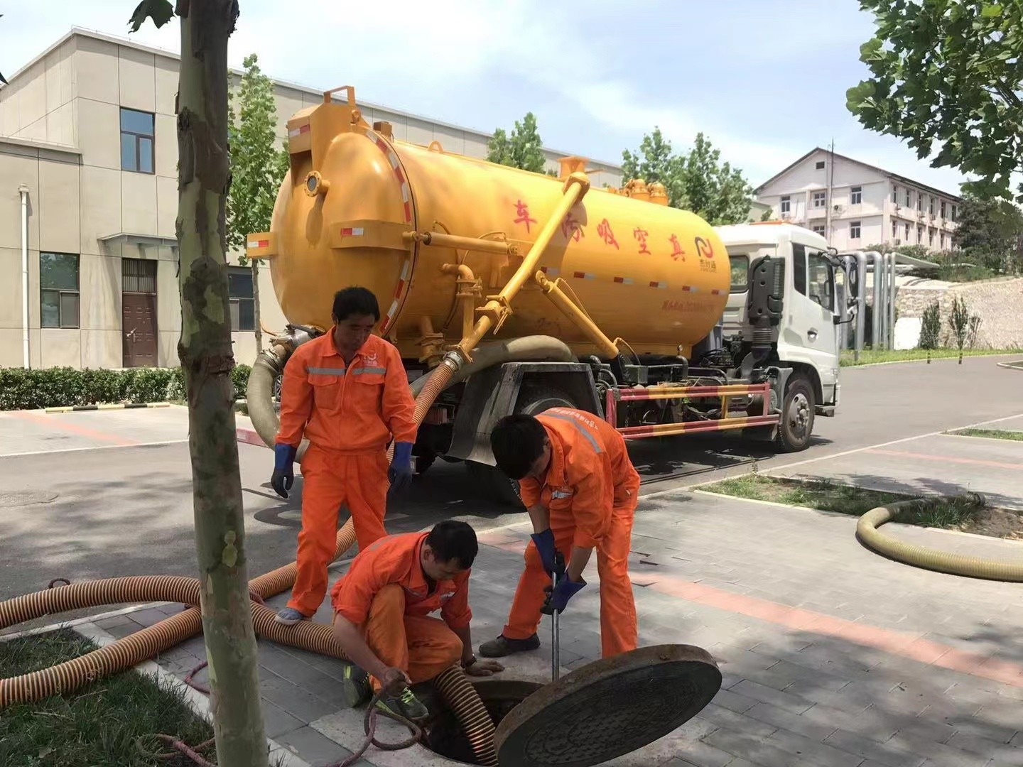 江汉管道疏通车停在窨井附近