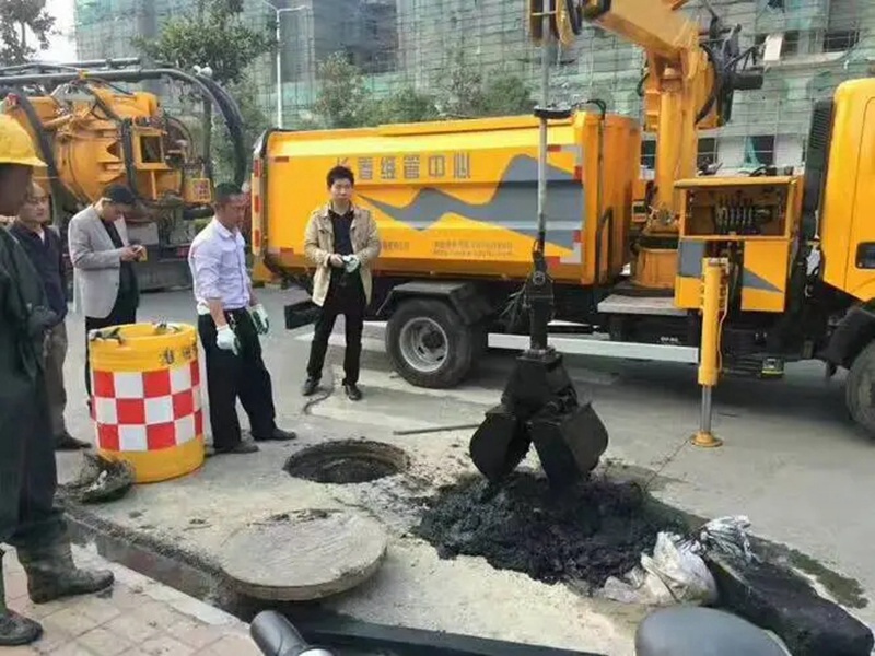 江汉街道：网格员化身“清道夫”，为民解忧疏通“堵心”化粪池
