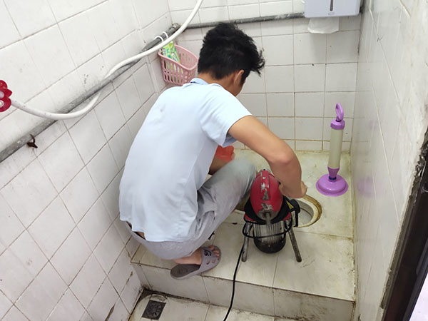 江汉肥皂掉到马桶里把马桶堵住了怎么办？马桶堵住了怎么办