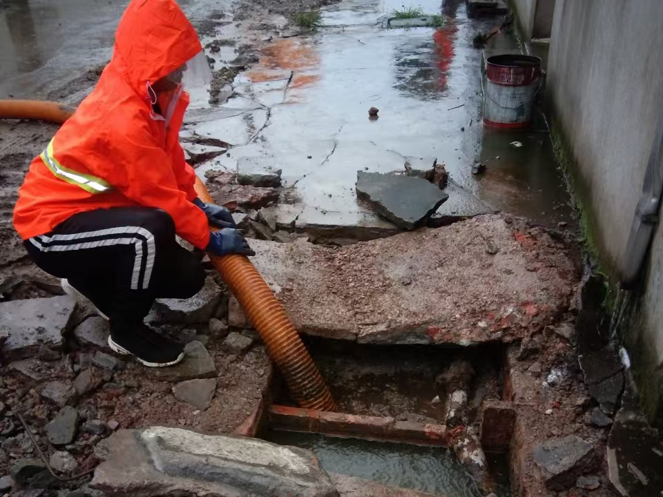 江汉专业清理污水池 炜誉市政以规范流程守护城市 “肠道”